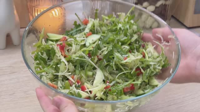 Свежий салат с редькой, огурцом и сыром. Рецепт— настоящий витаминный заряд! смотреть онлайн