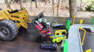 Мультики про игрушечные машинки для детей. Парковка для машинок с экскаватором. Мультики для малышей