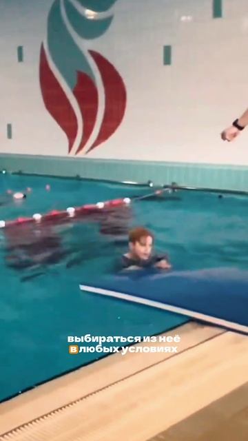 Зачем детей в Голландии учат плавать в одежде и обуви? смотреть онлайн