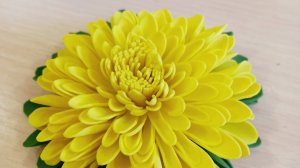 Желто-зеленая хризантема из фоамирана своими руками