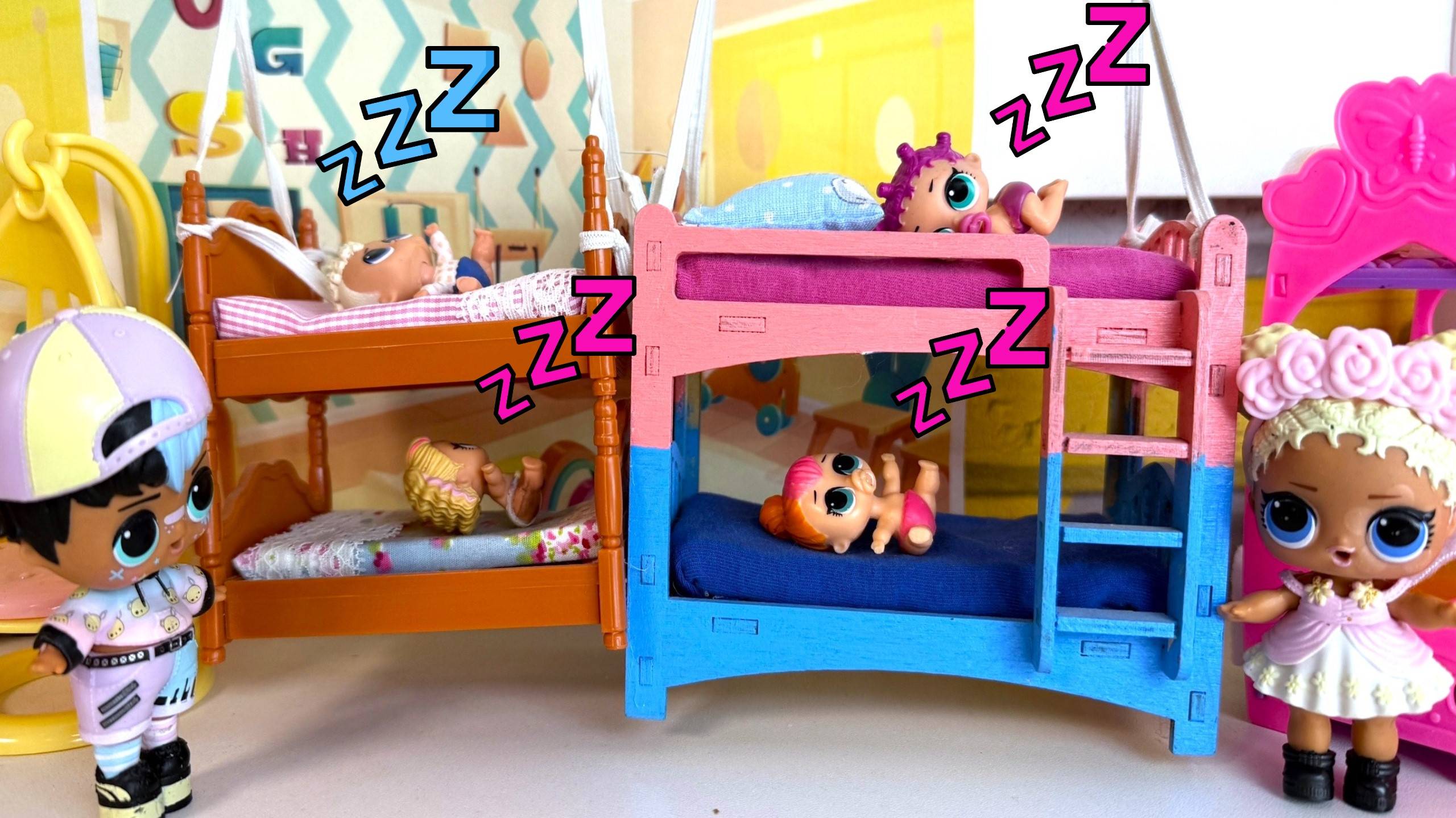 НА ЛЕТАЮЩИХ КРОВАТКАХ СПЯТ РЕБЯТКИ В ТИХИЙ ЧАС🤣 детский САД ЛОЛ сюрприз куклы МУЛЬТИКИ ДАРИНЕЛКА смотреть онлайн