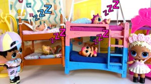 НА ЛЕТАЮЩИХ КРОВАТКАХ СПЯТ РЕБЯТКИ В ТИХИЙ ЧАС🤣 детский САД ЛОЛ сюрприз куклы МУЛЬТИКИ ДАРИНЕЛКА