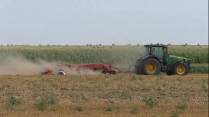 дискование ячменного поля трактором John Deere 8345R. KUHN