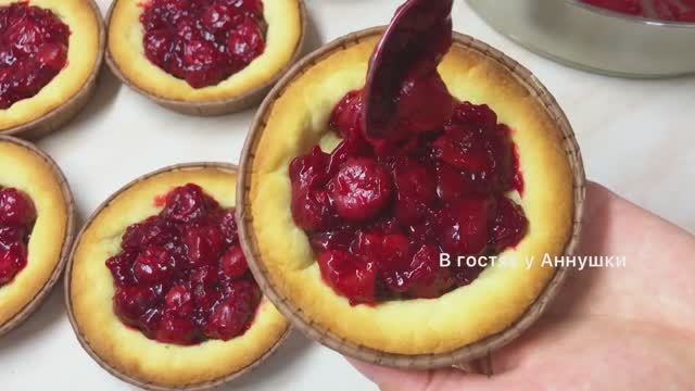 Песочный десерт с вишней — хит кофеен! 🍒🍰 смотреть онлайн