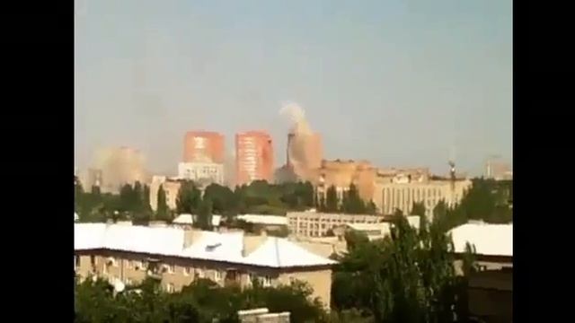 Донецк Попадание снаряда в жилой дом 07 08 14 смотреть онлайн
