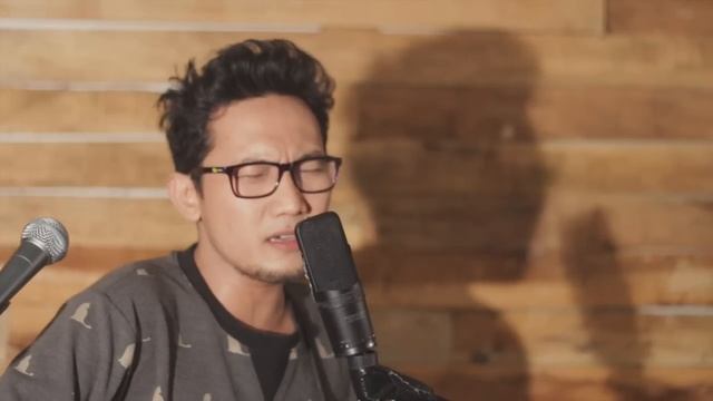 KINGS OF LEON - USE SOMEBODY COVER LOOP STATION LIVE PERFORM