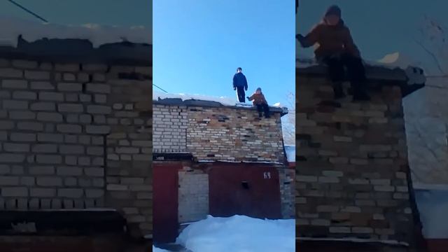 Спрыгнул в снег с гоража 10 метров смотреть онлайн