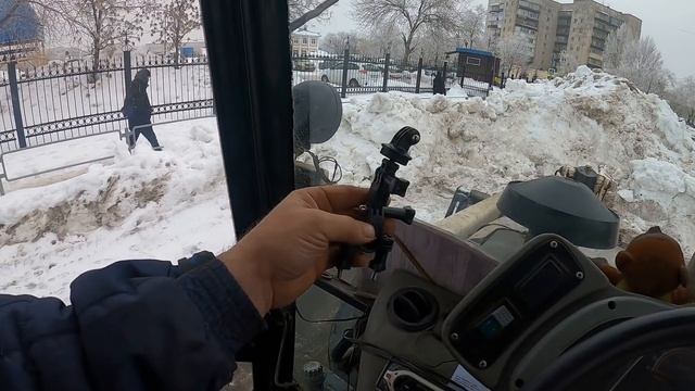 Погрузка снега.Почистили бульвар переехали на новое место. смотреть онлайн
