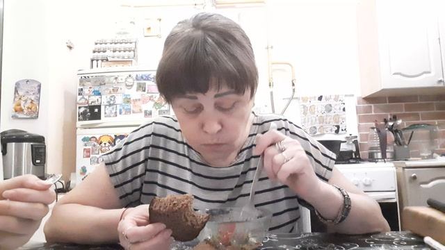 Бабушка светиться 😁😁😁 Рассказываю, Мукбанг лёгкий перекус . смотреть онлайн