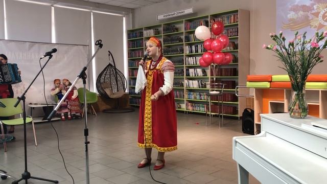 Олеся Тараненко поёт песню «Синенький платочек» смотреть онлайн