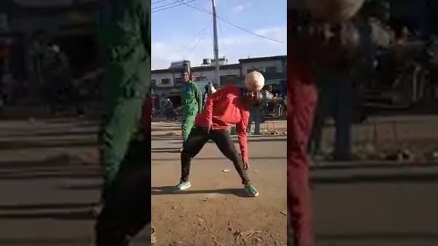 Kenyan juggler Edward Teco смотреть онлайн