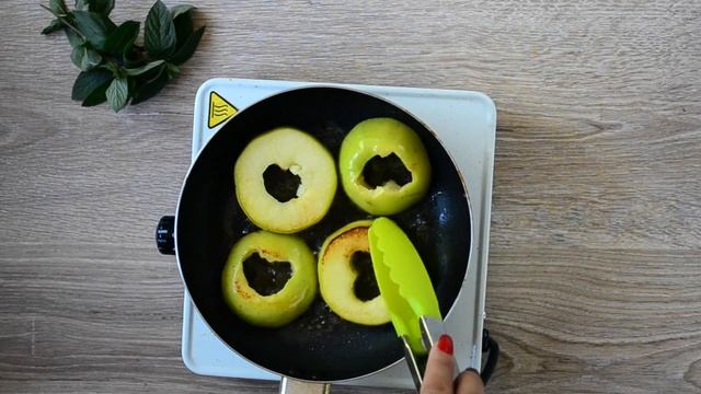 Яблочный крамбл с мороженым