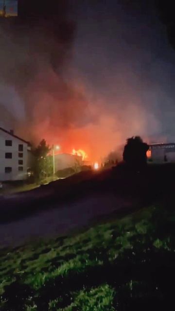 В македонском городе Кочани на дискотеке в пожаре погибли не менее 50 человек😳 смотреть онлайн