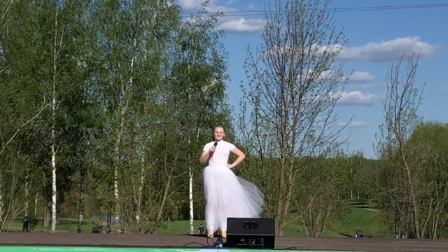 Олеся Тараненко выступает с песней "Тальяночка" в Митинском парке в программе посвященной Дню Весны! смотреть онлайн