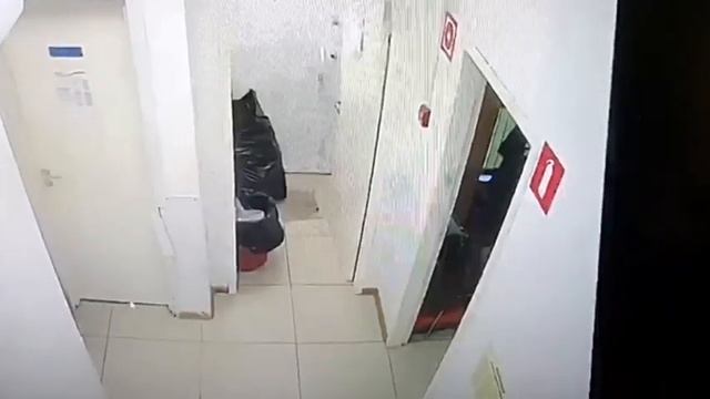 Оперативники столицы задержали подозреваемого в краже крупной суммы денежных средств смотреть онлайн