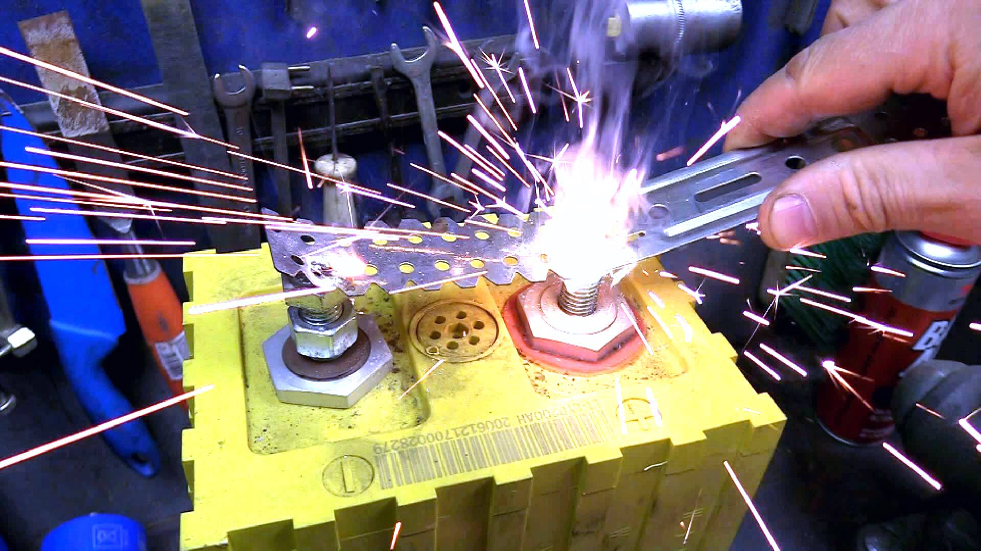 Вот что будет если замкнуть или нагреть современную батарею! смотреть онлайн