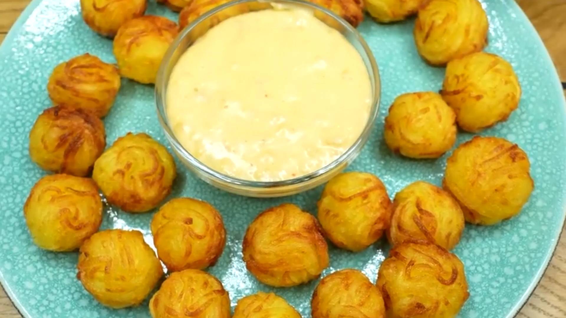 Картофельные шарики с сырным соусом смотреть онлайн