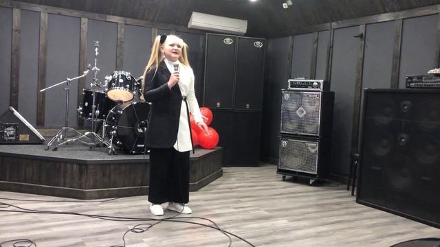 Тараненко Олеся 11 лет поёт песню «Белая ворона» смотреть онлайн