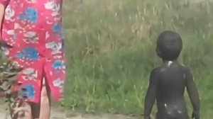 Дети в грязи