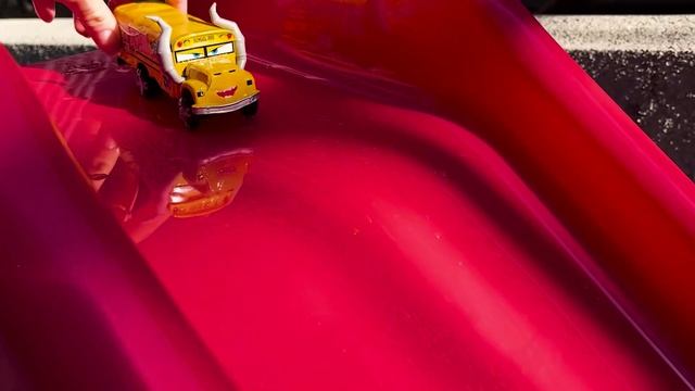 Молния Маквин и Друзья: Весёлые Гонки! 🚗💨 смотреть онлайн