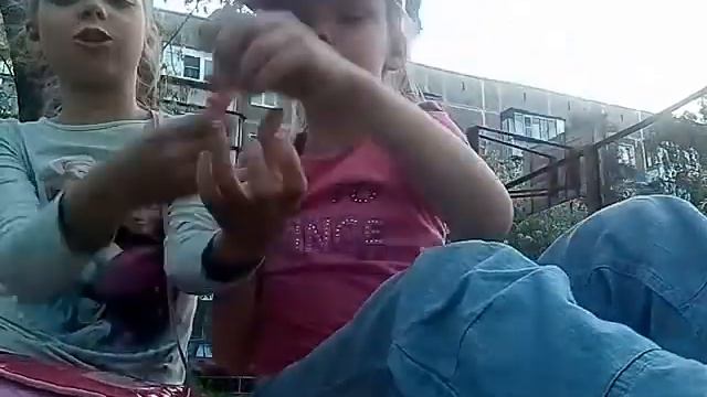 Снимаю видео во дворе с подругой + дегустируем воду , сухари , шоколад , леденец , и ... Червяков!😮 смотреть онлайн