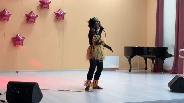 Олеся Тараненко поёт «Африку» на v фестивале Инклюзивная Москва 2022 смотреть онлайн