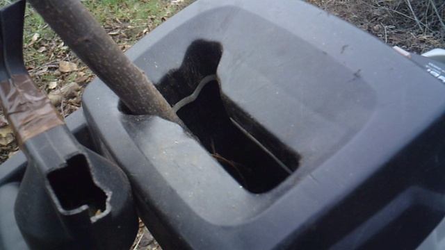 Садовый измельчитель ЗУБР-ЗИЭ-44-2800: измельчение ветки с гравитационной подачей