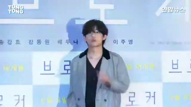 Taehyung at "Broker" movie VIP Premiere (IU's New Movie) смотреть онлайн