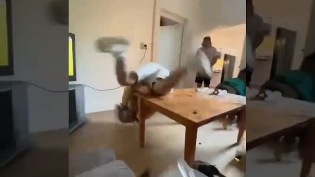 Стол оказался сильнее 😉✌️😂😂😂 смотреть онлайн