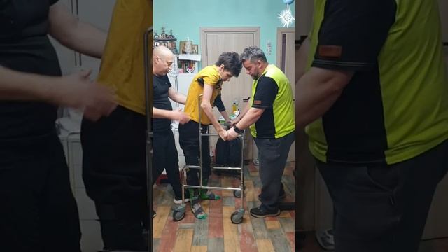 Тестовая тренировка с использованием ходунков, совмещенных с костылями. смотреть онлайн