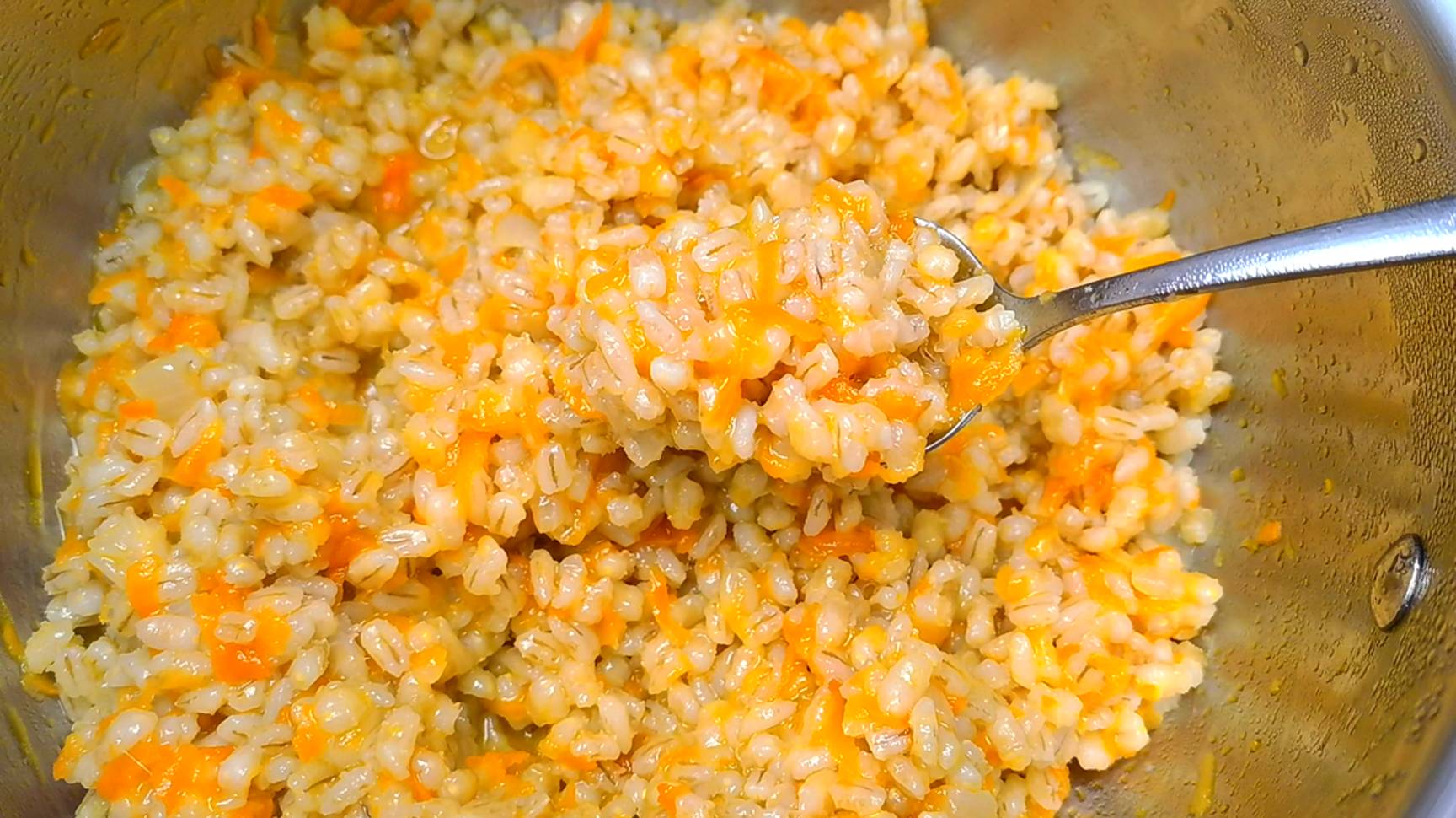 ТАКАЯ ПЕРЛОВКА понравится всем! Перловка с луком и морковью очень вкусный рецепт на обед или ужин смотреть онлайн