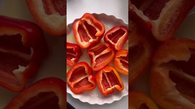 Запеченные фаршированные перчики 🫑 рецепт в комментарии смотреть онлайн