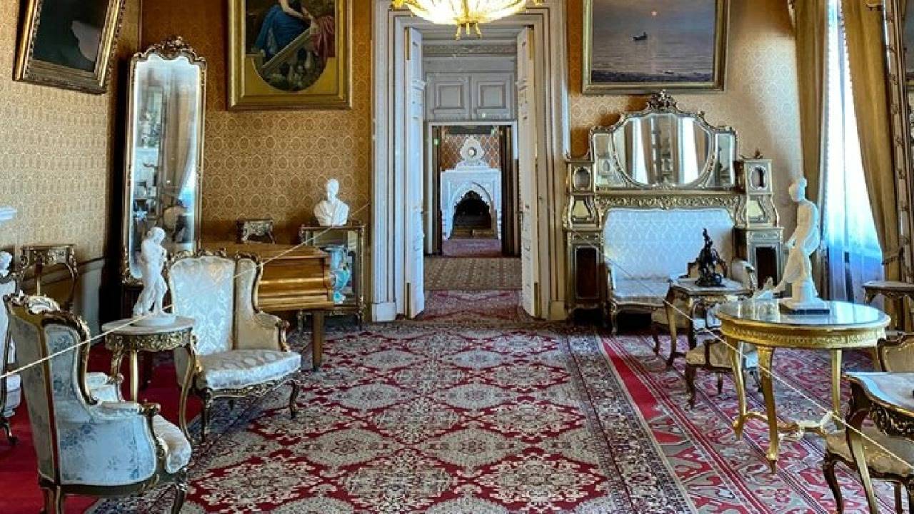 Владимирский дворец в Санкт-Петербурге перенесет вас в атмосферу конца XIXвека. Он уникален тем, что