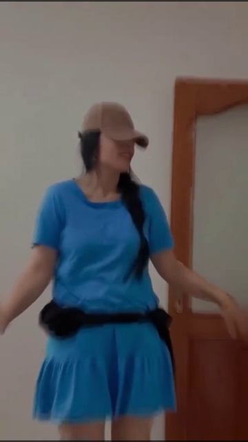 Young Housewife Amazing Dance At Home смотреть онлайн