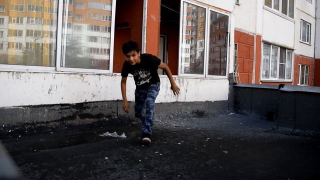 ЧТО БУДЕТ ЕСЛИ СБРОСИТЬ ШАРИК С ВОДОЙ С 17-ГО ЭТАЖА? смотреть онлайн