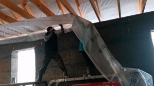 Натягиваем пароизоляцию на потолок.