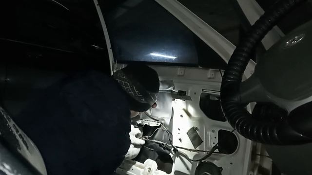 Приора 2172 #7 Не работает центральный замок. Замена актуатора замка. Разбираем дверь. смотреть онлайн