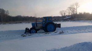 т 40 чистит  снег
