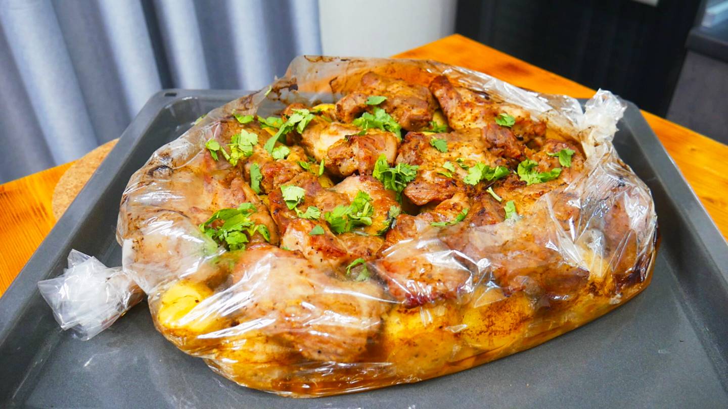 Ужин без возни – Мясо с Картошкой в духовке. Любое мясо станет мягким и нежным в рукаве. смотреть онлайн