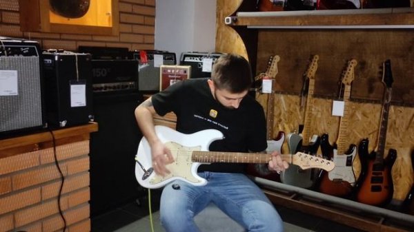 Обзор электрогитары SQOE SEST200 Stratocaster SSS White | SKIFMUSIC.RU
