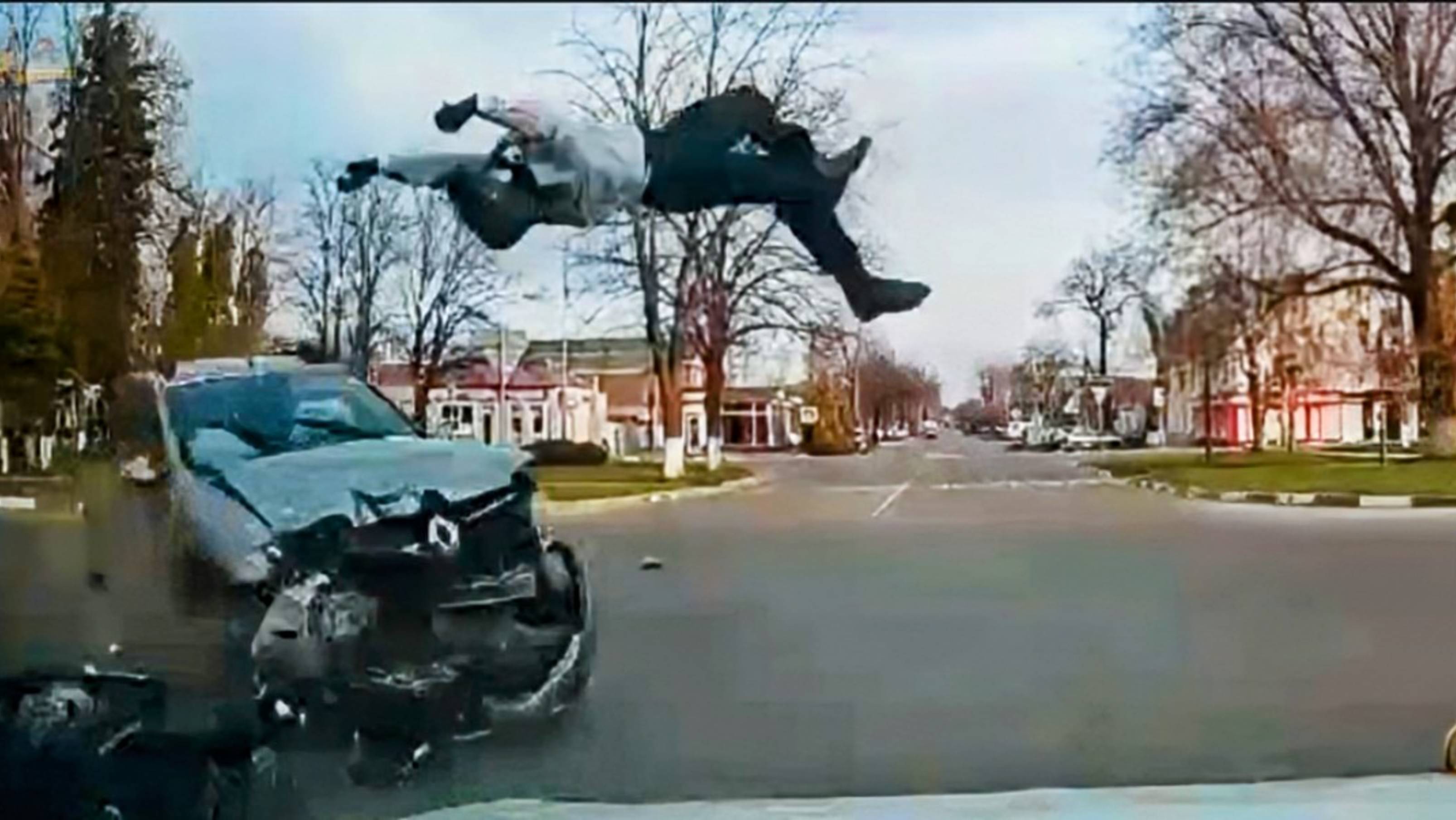Регистратор заснял жёсткие кадры полёта мотоциклиста в дтп🫣 смотреть онлайн