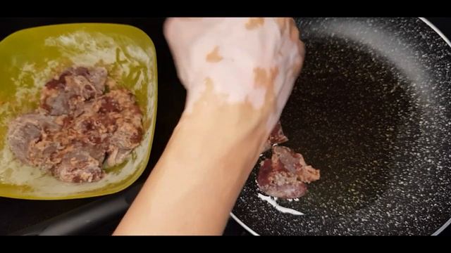 Просто швидко та дуже смачно Куряча печінка тушкована в сметані