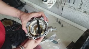 BMW E60  ремонт вакуумного насоса  устранение подсоса воздуха.