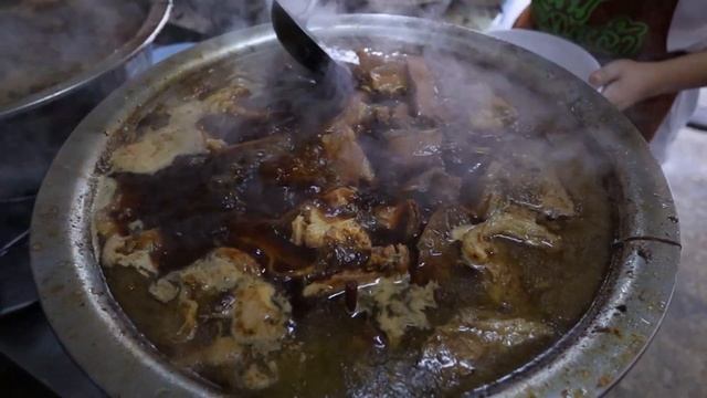 บิ๊กสุก๋วยเตี๋ยวเนื้อตุ๋นราชวัตร สูตรโบราณ เปิดมานานกว่า 90 ปี | น้ำซุปเข้มข้น เนื้อละลาย смотреть онлайн