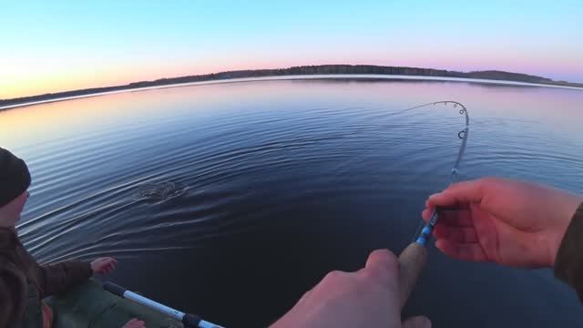 Рыбалка.Весенняя рыбалка на спиннинг.Спиннинг в дугу.Рыбалка в забродниках. Ловля щуки весной.. смотреть онлайн
