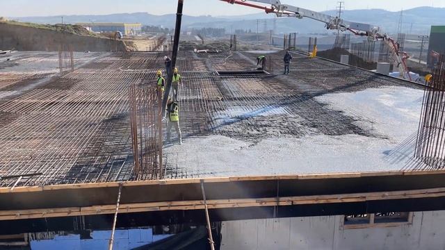 1800 m2 TABLİYE BETON DÖKÜMÜ (GECE SİS BASTI) смотреть онлайн
