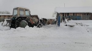 Продолжаем грести снег у себя во дворе на юмз-6 задним отвалом