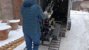 Погрузка мини экскаватора  T800 (а-23-01-10 NEW) покупателем.