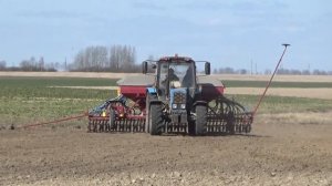 Трактор МТЗ 82 работает на посевной с СПУ-6