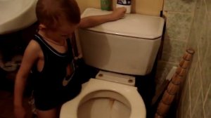 Мальчик и унитаз